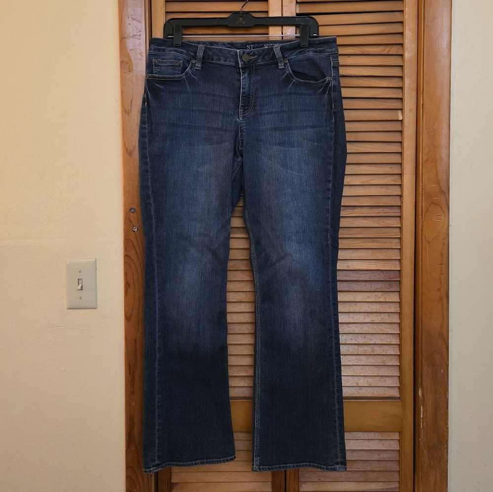 EUC New York & Company Women's Curvy Bootcut Jeans Size 16P